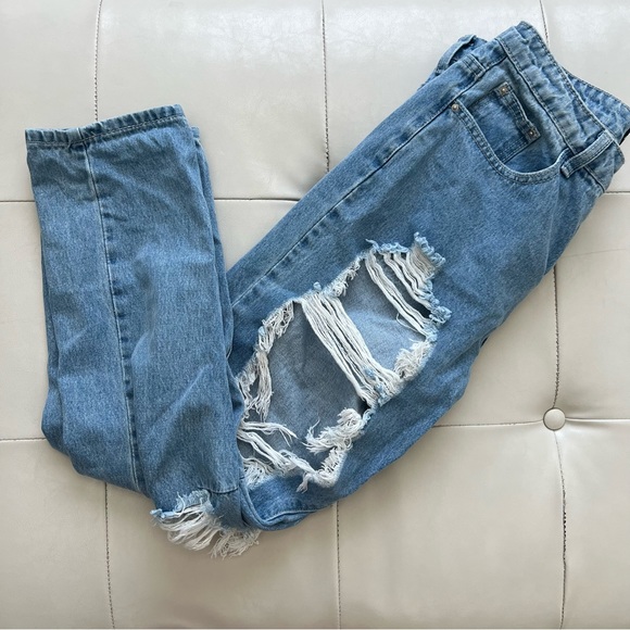 Pretty Little Thing Distressed boyfriend jeans size 8 or L - Picture 4 of 6